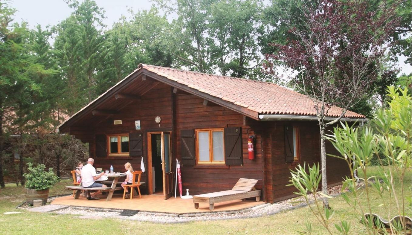 Camping Fontaine Du Roc Guest House Devillac Ngoại thất bức ảnh
