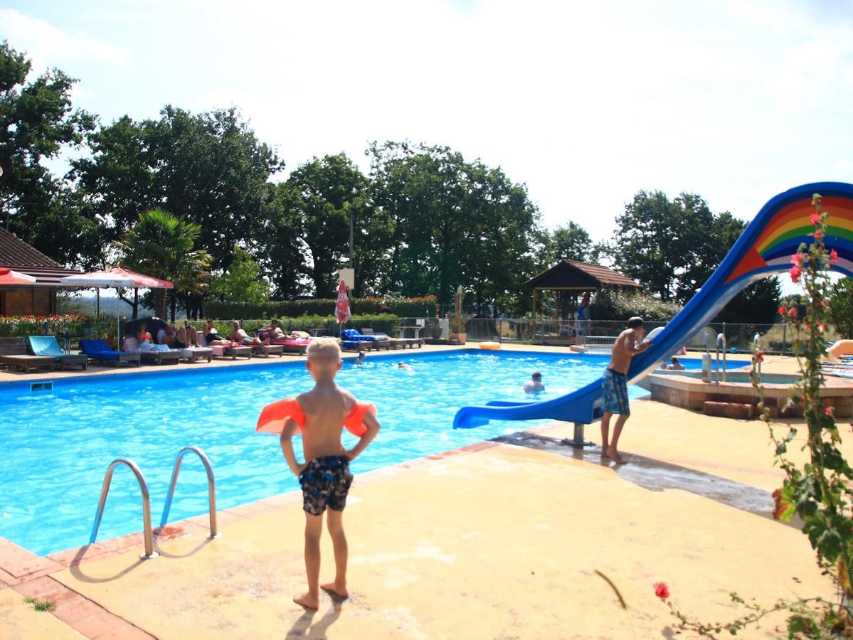 Camping Fontaine Du Roc Guest House Devillac Ngoại thất bức ảnh