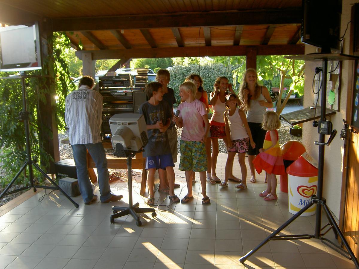 Camping Fontaine Du Roc Guest House Devillac Ngoại thất bức ảnh