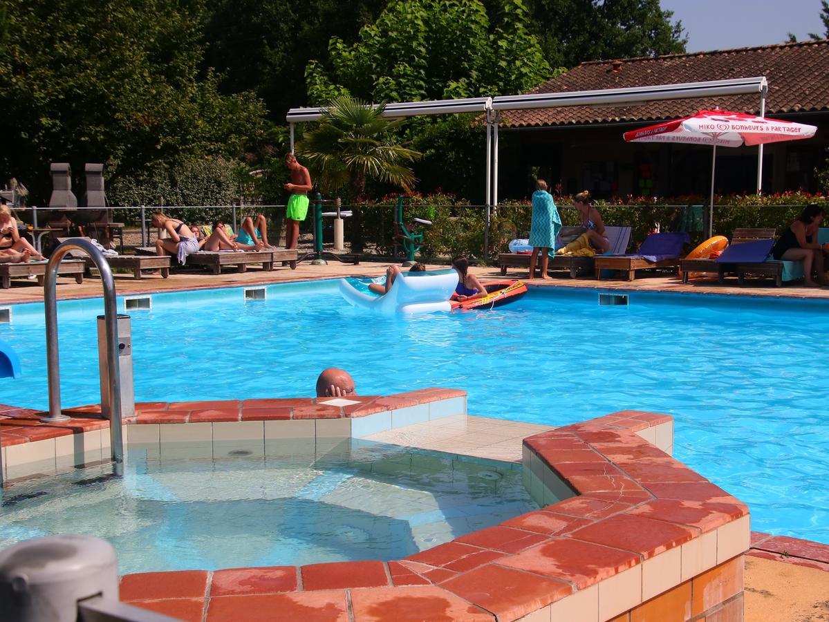 Camping Fontaine Du Roc Guest House Devillac Ngoại thất bức ảnh